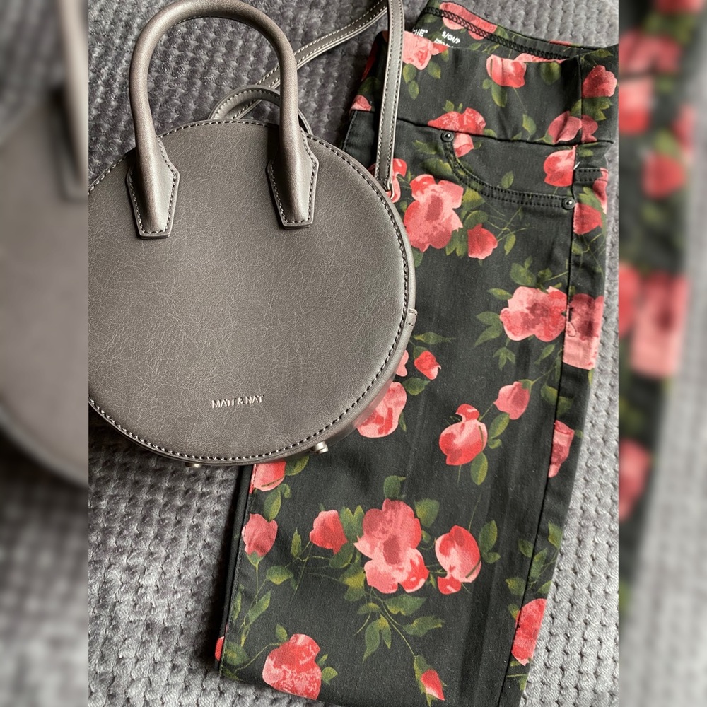 Matt & Nat Round Crossbody Bag in Charcoal Gray
